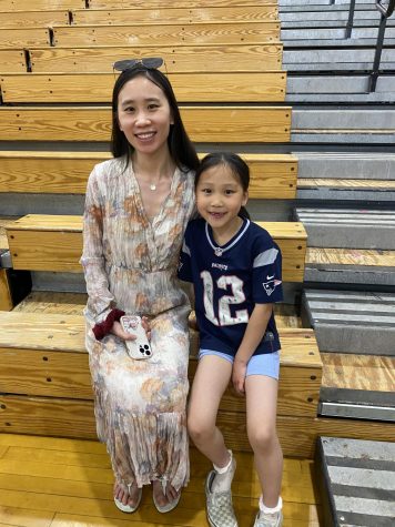 Chinese teacher Shan Jiang pictured with her daughter
